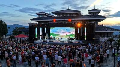 黔北夏夜有多精彩？习水赤水联合办展演，旗袍秀摇滚秀让避暑游客直呼太充实