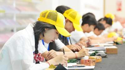 海外华裔青少年长沙寻根 亲手篆刻属于自己的姓氏印记