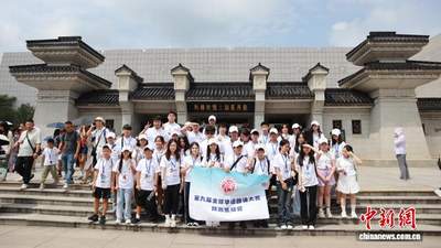 华裔青少年古都制作“迷你兵马俑” 以诵传情感悟历史