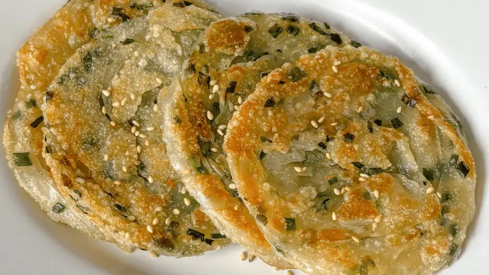 饺子皮葱油饼：酥脆与葱香交织的家常巧思，一口里的生活治愈力