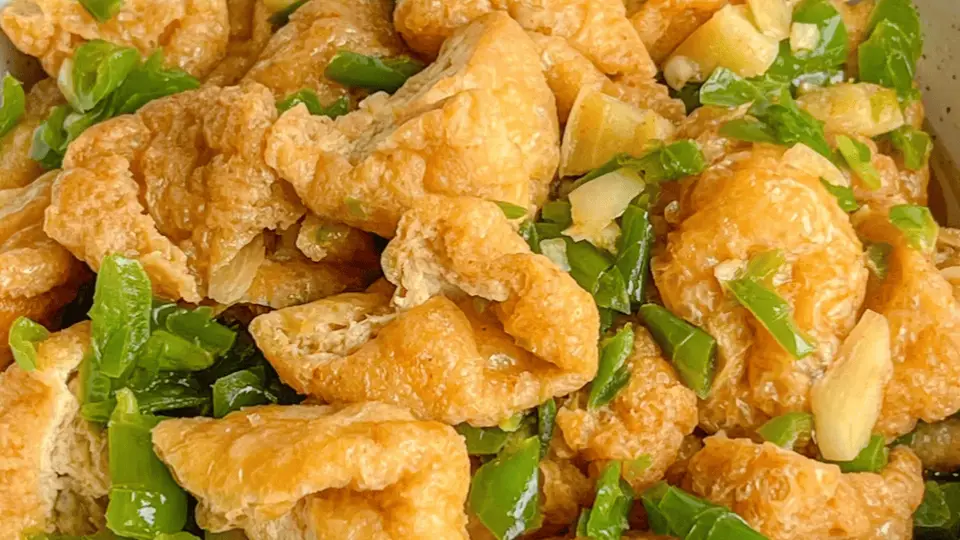青椒炒豆泡：一口爆汁的家常巧思，平凡食材里的生活治愈力