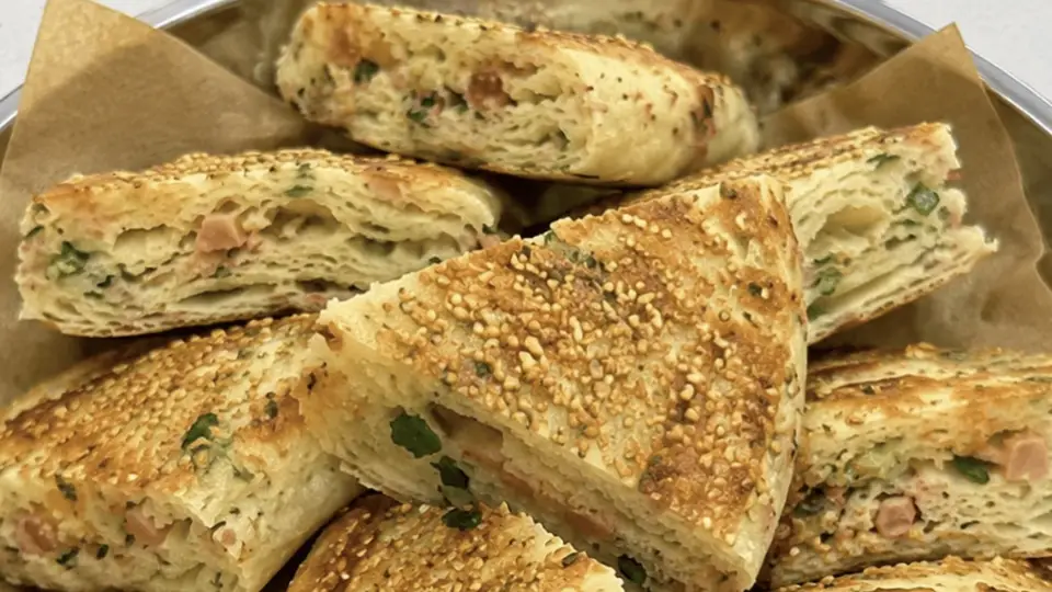 晨光里的麦香治愈：低脂葱花发面大饼