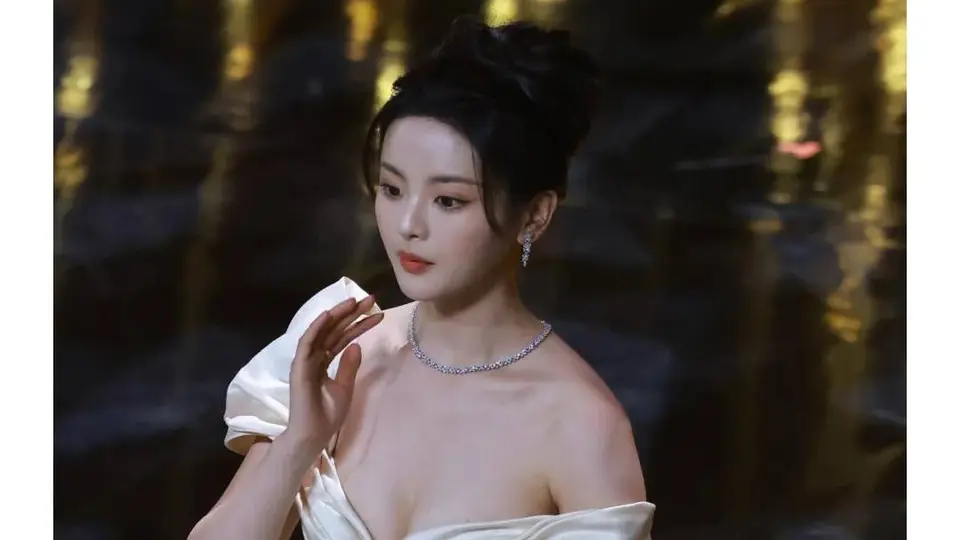 杨超越晒出盛夏甜美写真，将甜度又上升好几度，轻熟又迷人