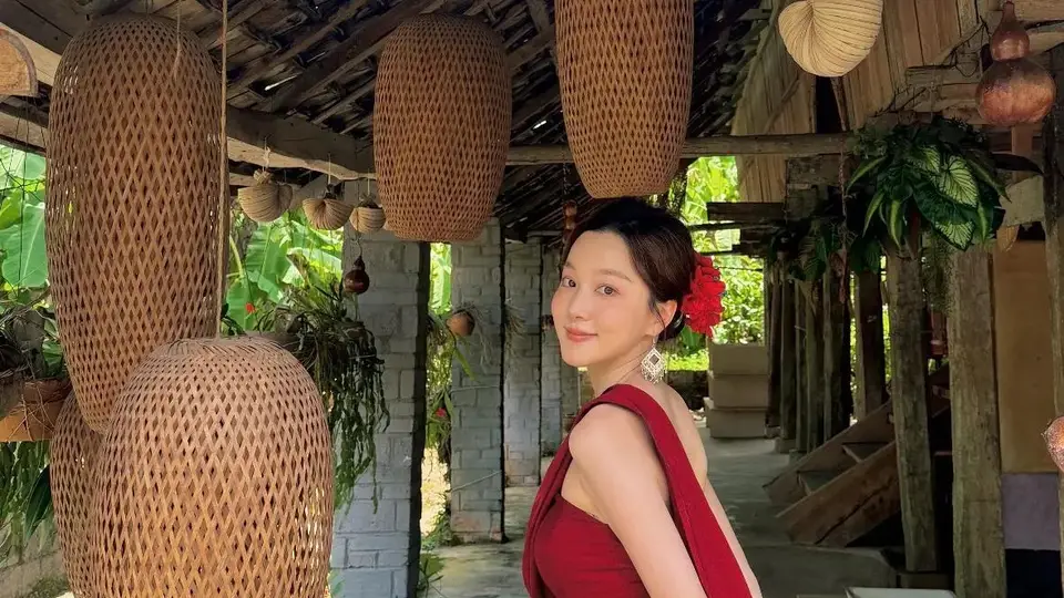 夏露带俩儿子西双版纳游玩，穿上少数民族服装差点没认出来！