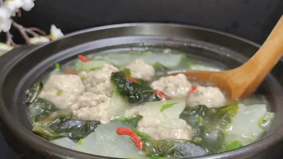 三伏天来试试冬瓜裙带菜丸子汤 鲜爽开胃还能消暑 这样煮一锅参与感拉满