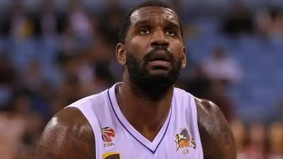 前NBA球星奥登来华参与活动分享:半年打球赚百万美元,赛场内外抽成瘾成场边日常