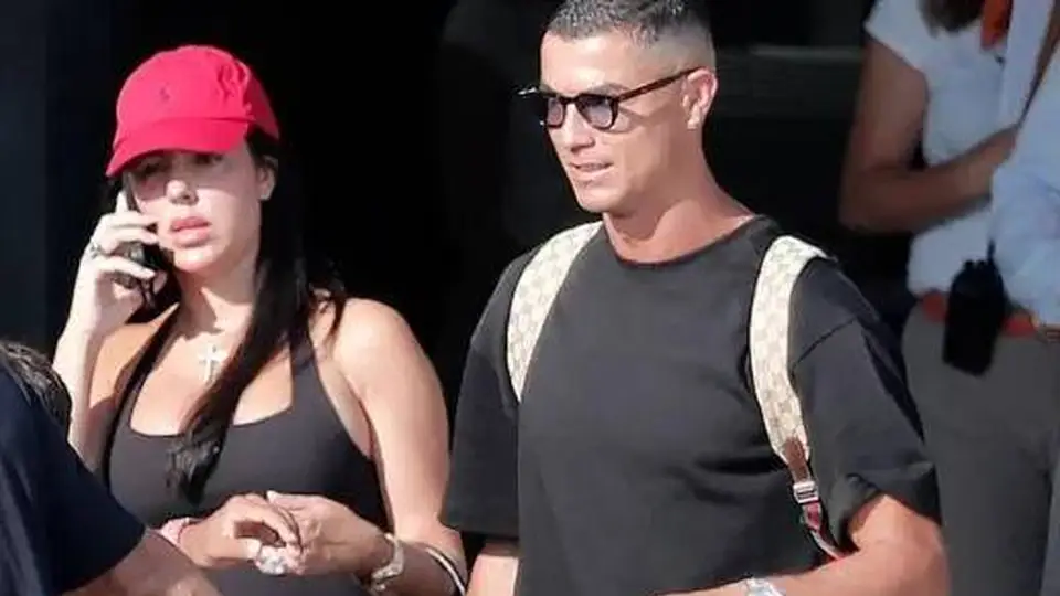 C罗携乔治娜现身马略卡岛 巨型钻戒抢镜引婚礼猜想