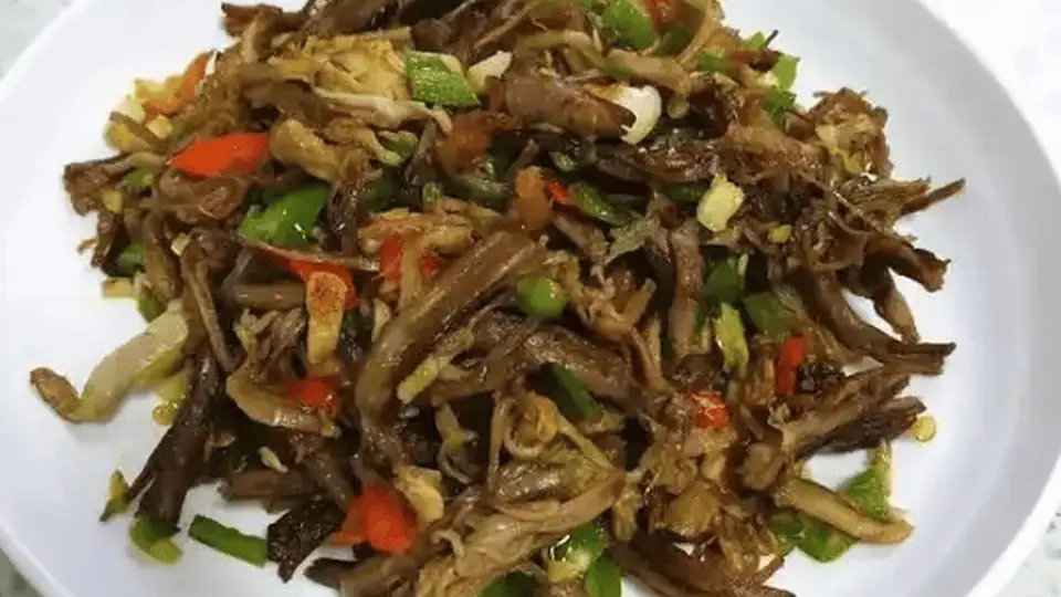 卤牛肉这样撕成条再炒辣椒，家里来客人做为下酒菜绝对受欢迎