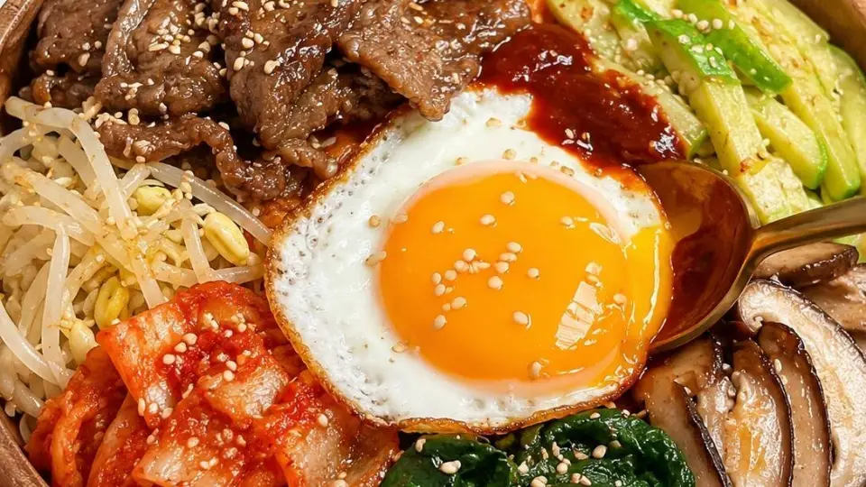 来体验韩式拌饭的多元参与感!轻松做配菜、煎太阳蛋,满满视觉与味觉惊喜