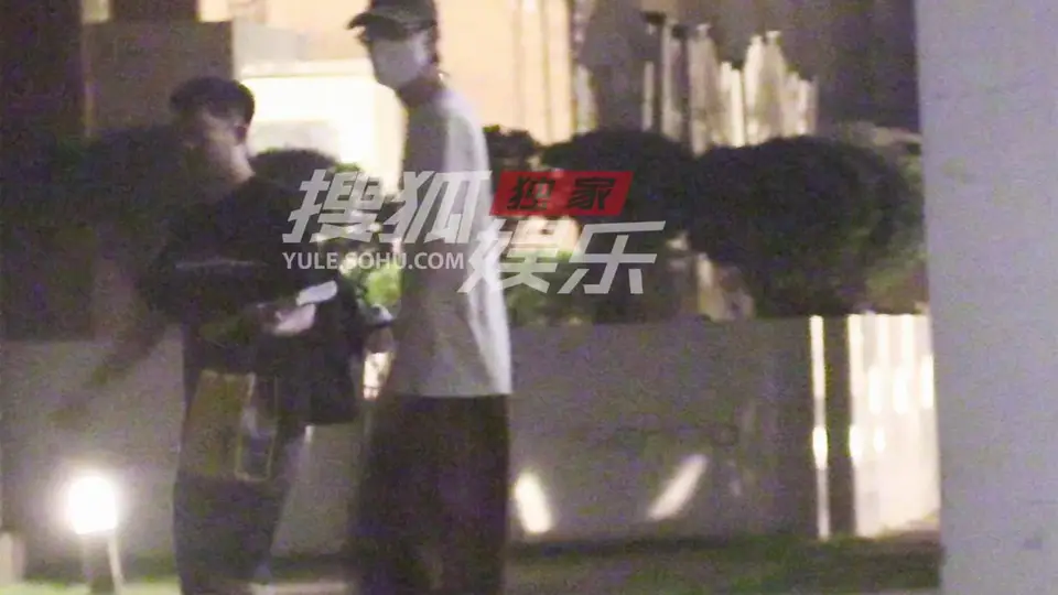 林一凌晨下班步伐悠闲 夜幕下高挑身材依旧惹眼