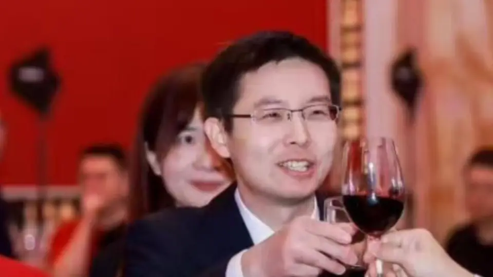 宇树科技上市答谢宴，王兴兴举杯敬酒，网友：笑的像新郎