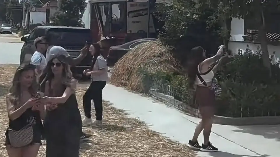老外不爬长城了!扎堆往中国农村跑,拍电线杆子比拍故宫还兴奋