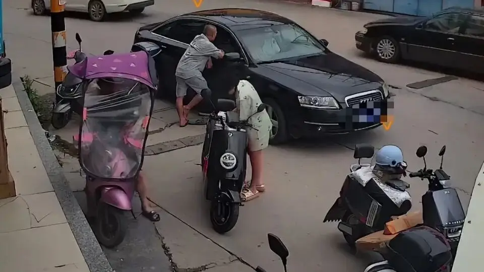 监控曝光:广东一男子快递站捅伤村书记,站门口打110报警,二审维持死刑判决