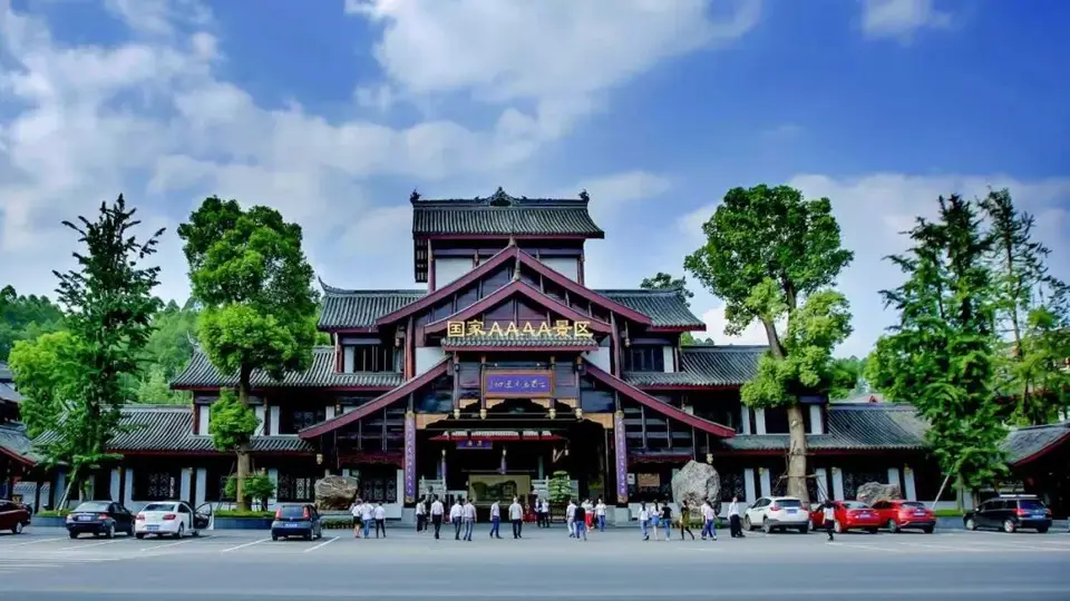 暑假“神兽”去哪遛？走，去王座厅看世界最大石狮，穿越千年古嘉州！