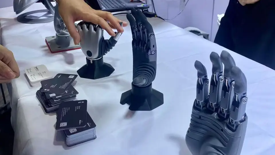 机器人灵巧手加速下沉,能全面替代传统夹爪吗?|WAIC观察