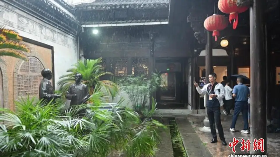 海外华文媒体代表走进艾青故居 寻访“爱得深沉”