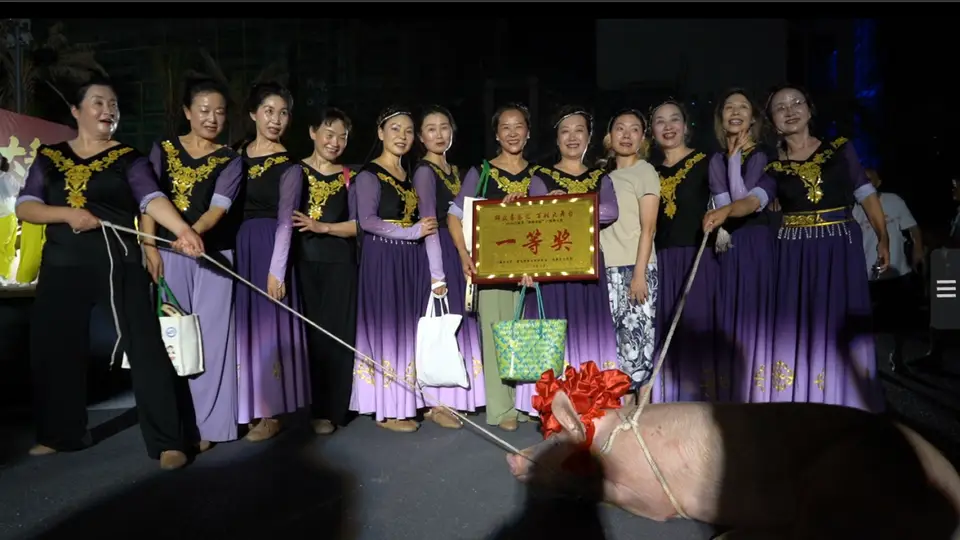 汉源夏夜舞韵燃起来 12支队伍同台竞技广场舞大赛 全民参与乐享特色文体盛宴