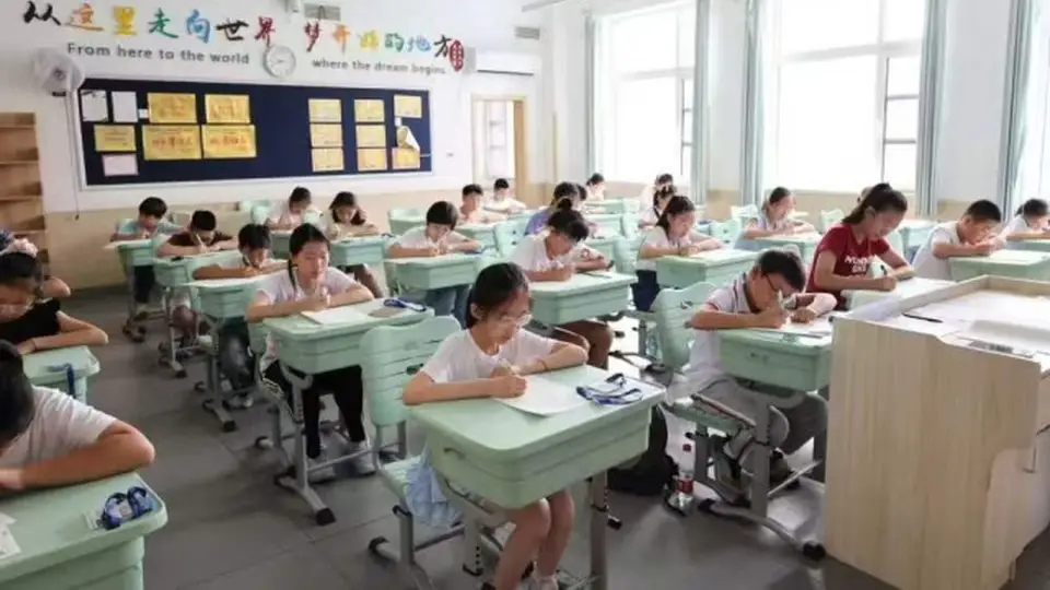 7月26日同颂中华全国青少年志愿文学创作与诵读大赛北部赛区开赛 小选手现场写作文学作品登台诵读引家长暖心守候