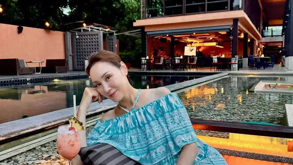 56岁郭可盈罕晒泳装与女儿同框,长腿亭亭活力满溢,网友直呼母女站一起像姐妹花