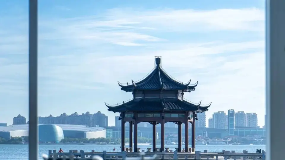 2026年7月25日姑苏打卡：李公堤湖心亭框住金鸡湖绝美景致，传统古建与都市风光撞出氛围感