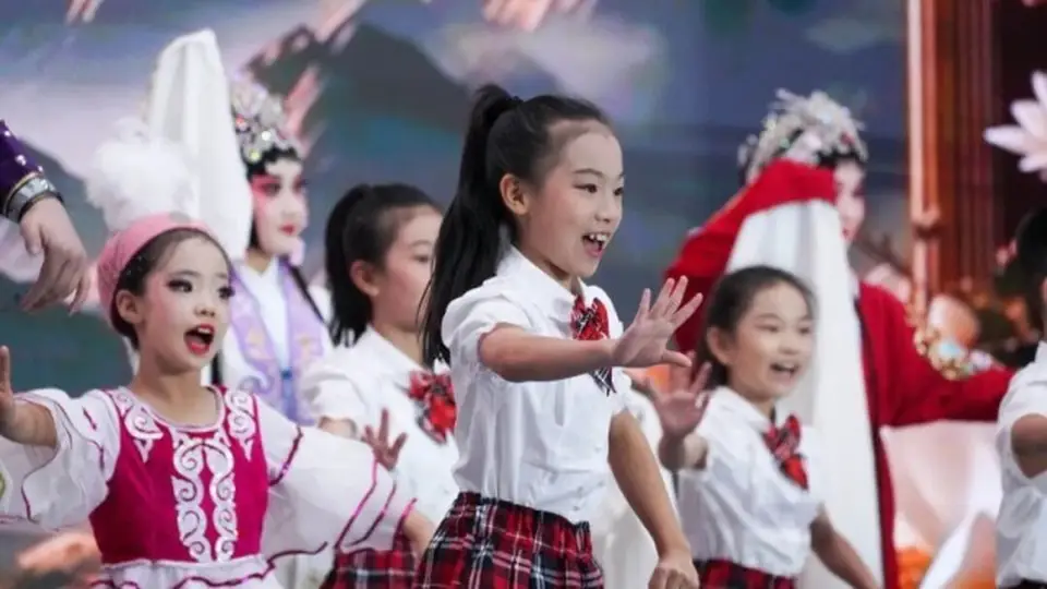 7月30日新疆非遗援疆活动现场 少年孩子用热爱打破刻板印象 让古老非遗贴近大众生活