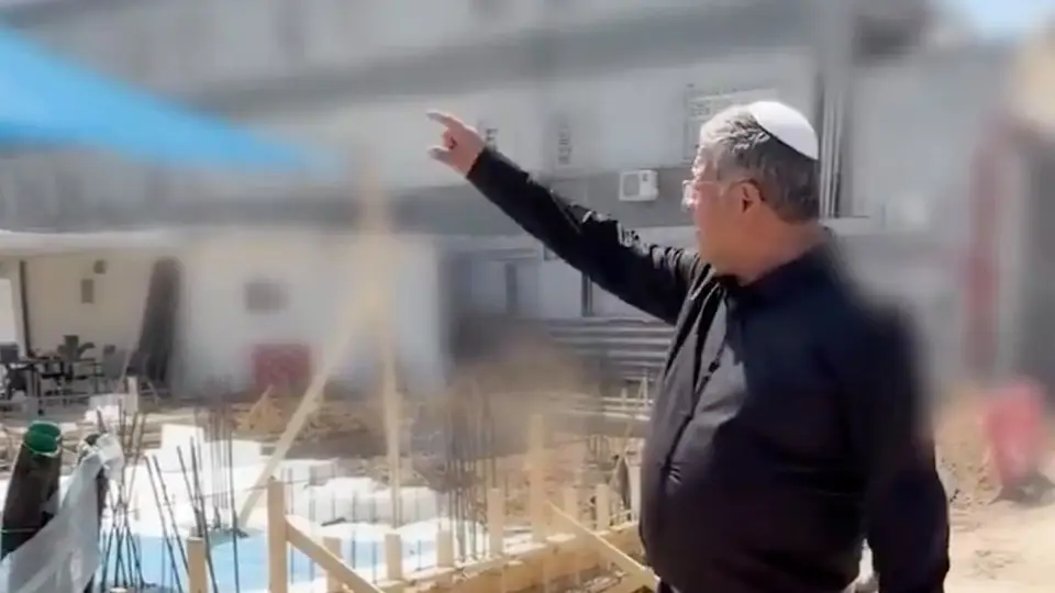 外媒：不顾谴责，以色列极右翼部长高调展示正在建设的绞刑架