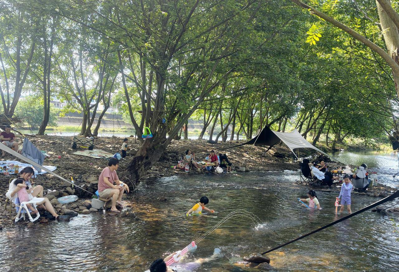 花式上新、清凉升级，富阳壶源溪“泡坝”旺季周末开启