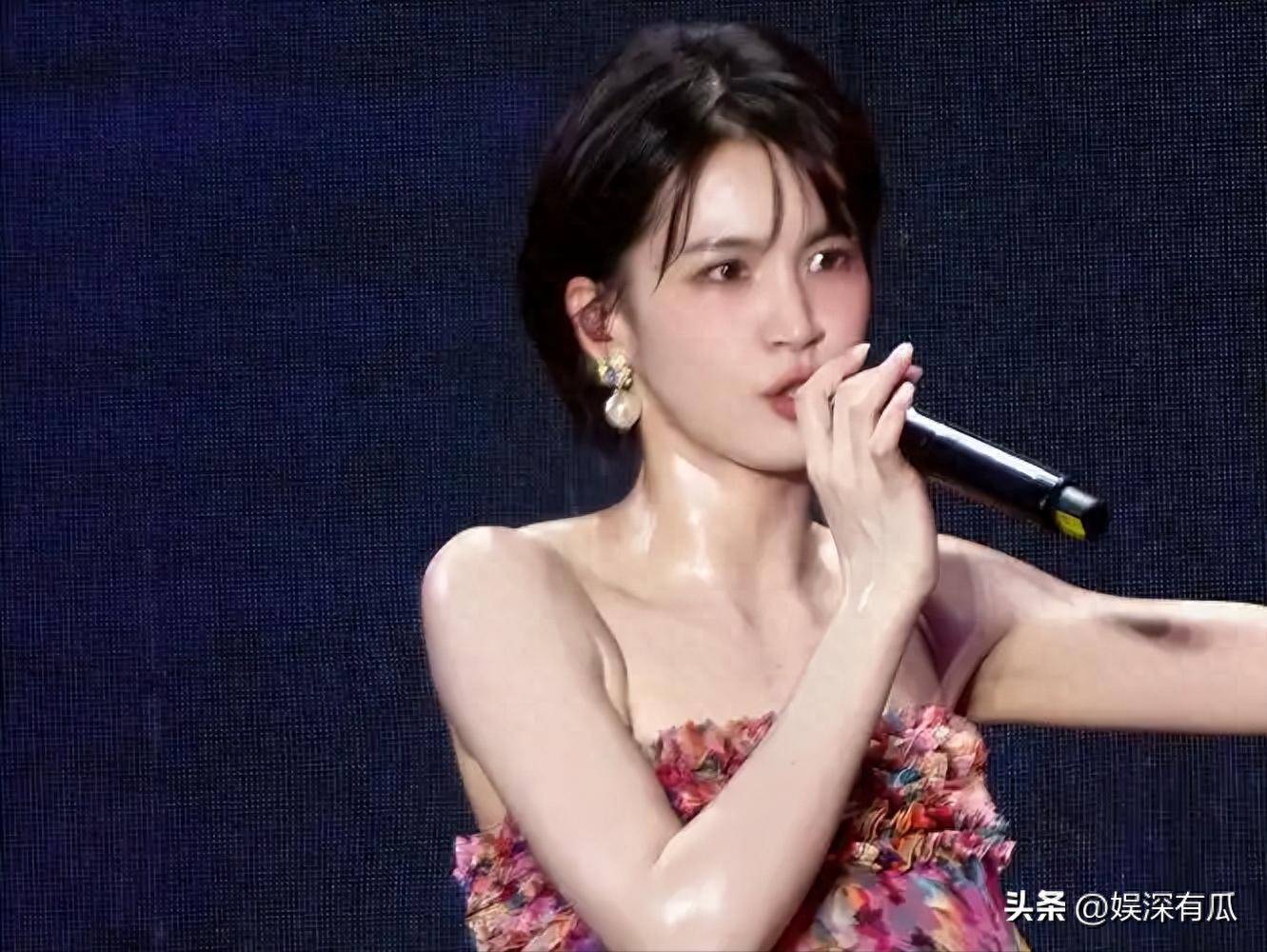 41岁女星广州演出热成水光肌，穿吊带裙全身湿透：流了一公斤的汗