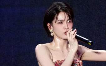 41岁女星广州演出热成水光肌，穿吊带裙全身湿透：流了一公斤的汗