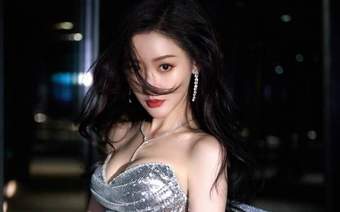张天爱太丰满了！穿抹胸裙都兜不住好身材，我感慨资本果然会选人
