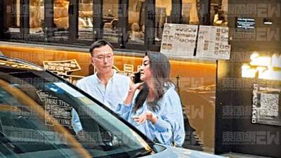 47岁廖碧儿新恋情曝光，男方戴眼镜斯文稳重，两人入会所有说有笑