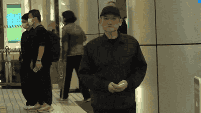 徐克深夜医院门口回应施南生离世：她坚持到生命最后一刻，在亲友陪伴下安详离开
