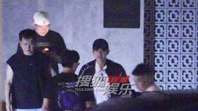 邓超深夜火锅局畅聊至凌晨 饭后拥抱好友不舍道别