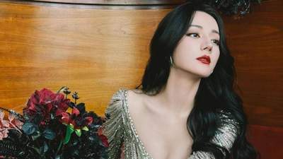 迪丽热巴新活动美照曝光 身着蓝色丝绒礼服展现轻熟魅力