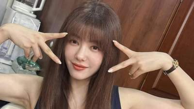 蔡文静新发型齐刘海藏青上衣展现温柔减龄气质