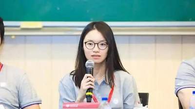 北大系列讲座座无虚席 韦东奕前排记录 菲尔兹奖得主王虹分享科研真相