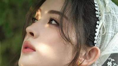 娜扎三伏天拍复古田园写真 穿红拖踩高温演活真实邻家少女