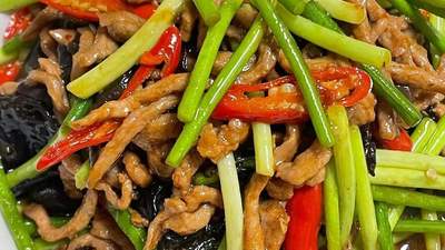 来试试动手做这道蒜苔木耳炒肉丝 脆嫩食材配快手做法轻松拿捏下饭幸福感