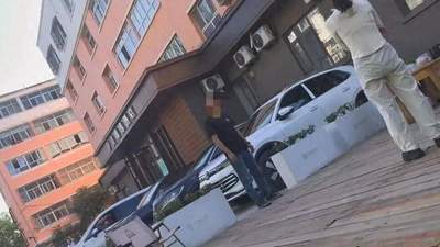 重庆游客伊犁游遇住宿紧张，车中过夜竟被收150元“车上住宿费”，引消费者投诉