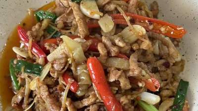 解锁子姜肉丝的酸辣秘诀：脆嫩酸香里藏着下饭的小确幸