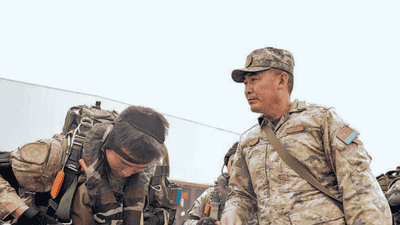 三伏伞训场里 跟着伞训主任刘杰一起盯紧每一处安全细节