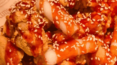 手残党也能轻松搞定！炸鸡年糕的多元甜辣组合，一口解锁日常小食的满足感