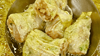 腐皮裹肉馅煎至金黄，复蒸入味尽显家常本味