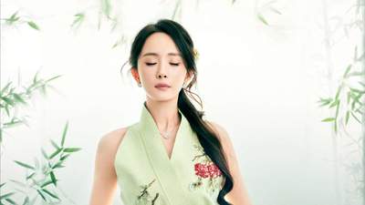 杨幂最新竹林大片绿意盎然 优雅穿搭尽显东方韵味