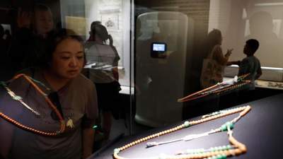 “清韵——康雍乾时期文物特展”吸引观众