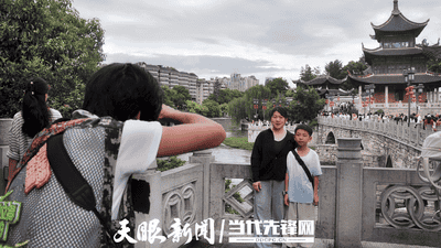 “拍张美照发朋友圈！”