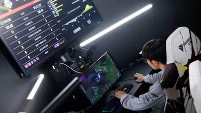 T1被淘汰后，Faker光速回休息室独自复盘，G2的AD和漂亮女友庆祝