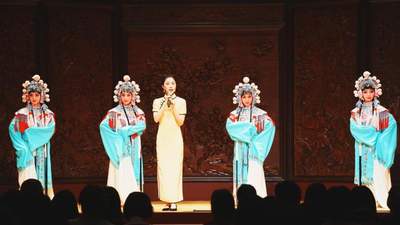 四地京剧院团贵阳齐聚 蘸水配京剧引来戏迷围观盛会