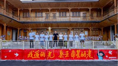 湖科青年下乡送暖心服务 为高龄老人拍专属肖像带孩子遨游新奇课堂