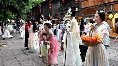 7月25日福州三坊七巷花神巡游与民俗快闪轮番登场 游人沉浸式感受传统魅力